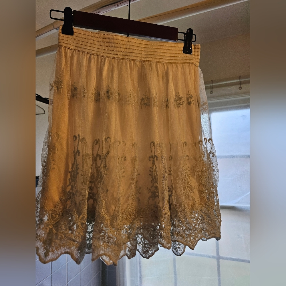 Forever 21 lace mini skirt Size M